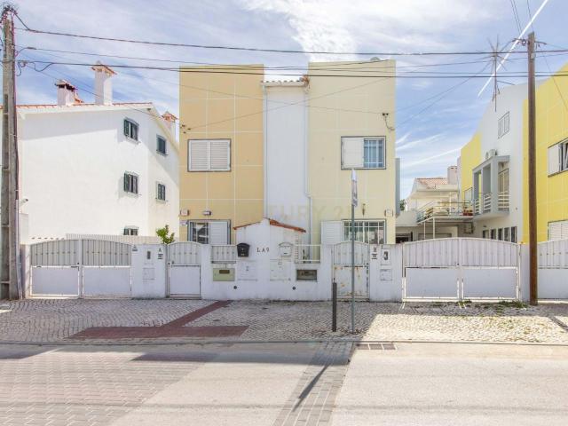 Moradia Geminada T2 + 2 QTª do Conde