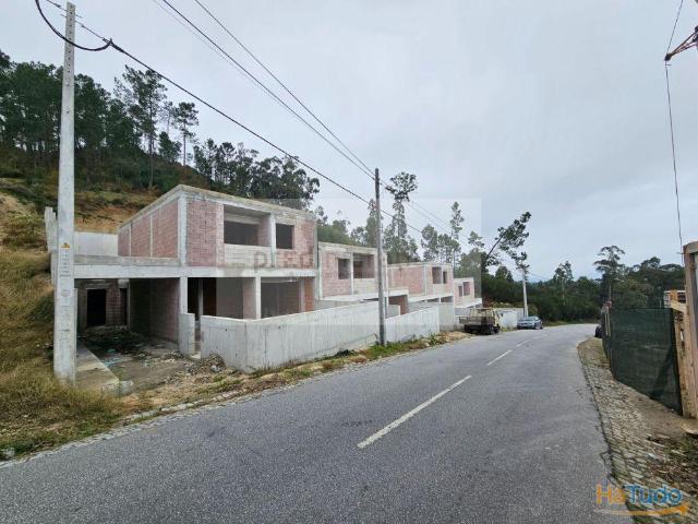Moradia Geminada T3+1, 3 frentes, Ar Condicionado, Painel Solar/Bomba de Calor, Cozinha Totalmente Equipada. | 26064062297