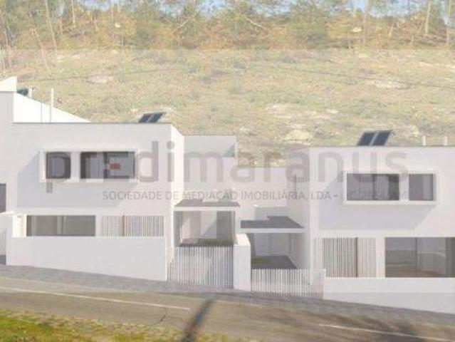 Moradia Geminada T3+1, 3 frentes, Ar Condicionado, Painel Solar/Bomba de Calor, Cozinha Totalmente Equipada | 26064062295