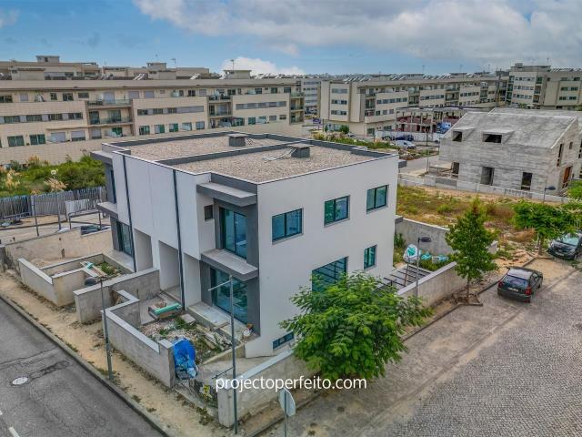 Moradia Geminada T3+1 Venda em Santa Maria da Feira, Travanc. 270m² Feira