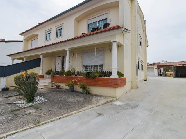 Moradia Geminada T3+1: O Refúgio Perfeito entre a Cidade e o Mar!