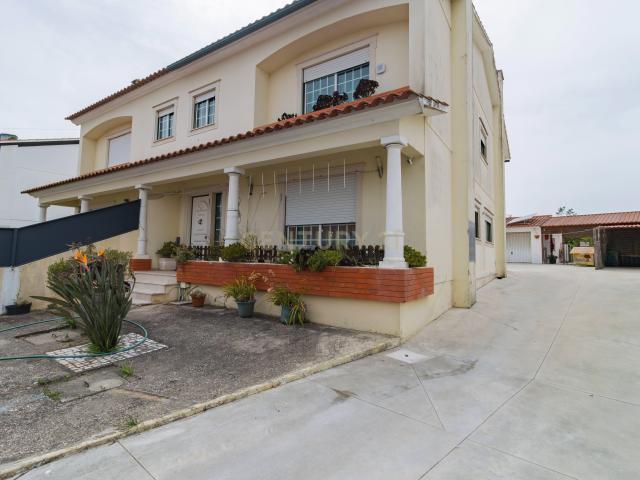 Moradia Geminada T3+1: O Refúgio Perfeito entre a Cidade e o Mar!