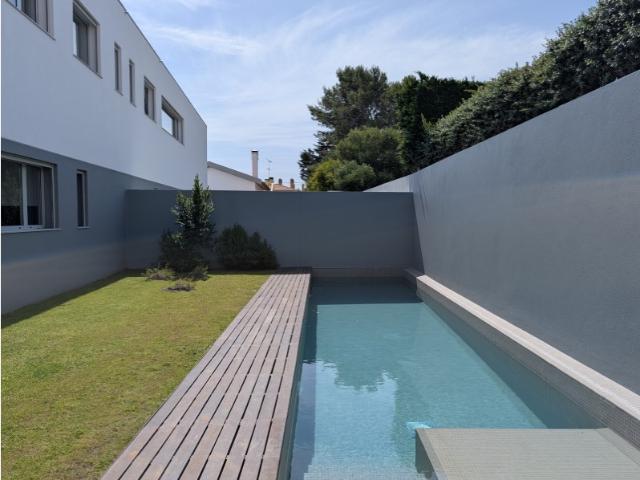Moradia Geminada T3 Nova com Piscina, Energia Solar, AC e Conforto Moderno