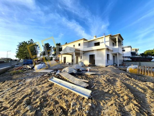 Moradia Geminada T3 NOVA Jardim c/churrasqueira + piscina descoberta Ericeira
