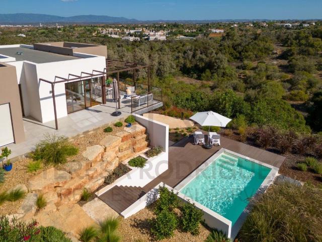 Moradia Geminada T3 à venda na Rua do Pestana Golf Resort 89m² Estômbar e Parchal