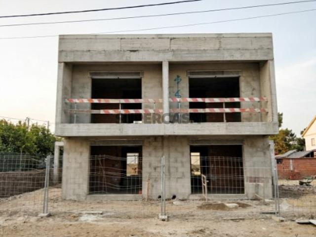 Moradia Geminada T3 com 2 Suítes, Quarto no Rés do Chão, Espaço para Piscina e Jardim | Pinhal do General