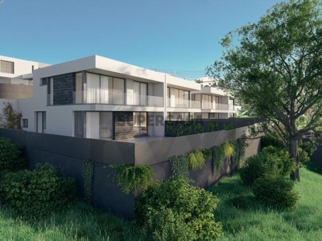 Moradia Geminada T3 com 3 suítes, piscina privativa, ar condicionado e garagem para 2 viaturas