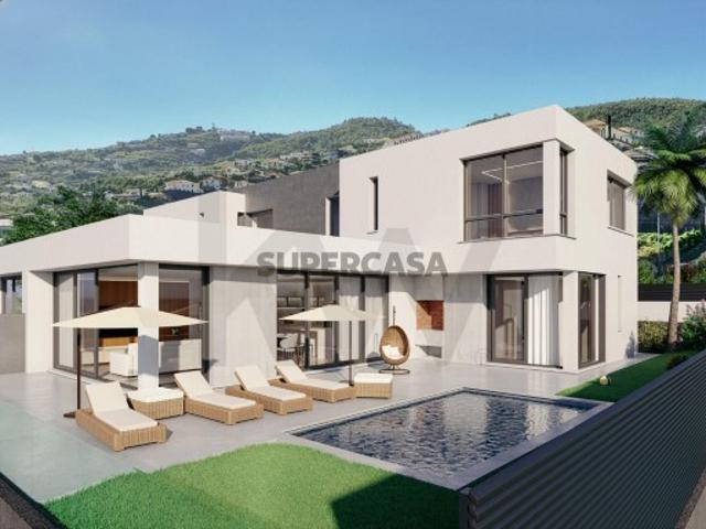Moradia Geminada T3 com 3 suítes, piscina privativa, ar condicionado e garagem para 2 viaturas