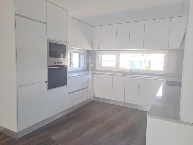 Moradia Geminada T3, com cave para arrumos, garagem e piscin. 213m² Caparica e trafaria