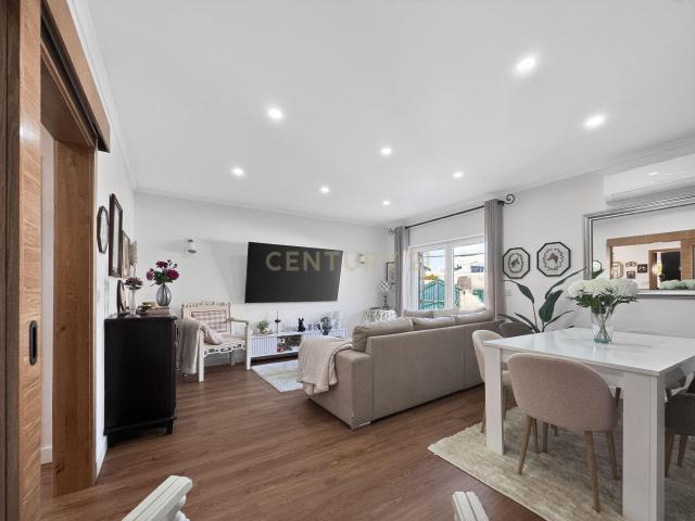 Moradia Geminada T3 com Cave Transformada em T1 Completo – Fernão Ferro