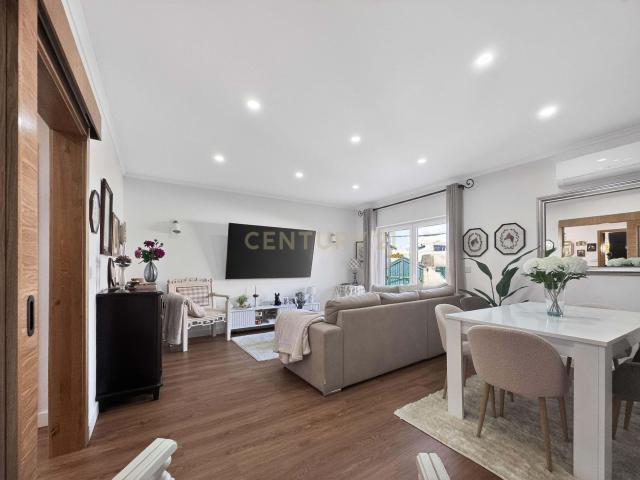 Moradia Geminada T3 com Cave Transformada em T1 Completo – Fernão Ferro
