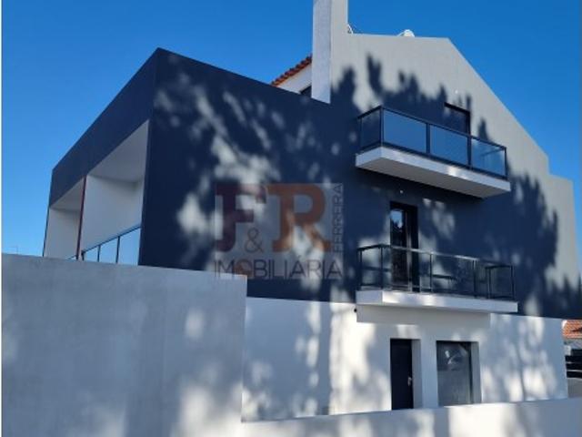 Moradia Geminada T3 com garagem e Terraço Quinta do Conde Sesimbra