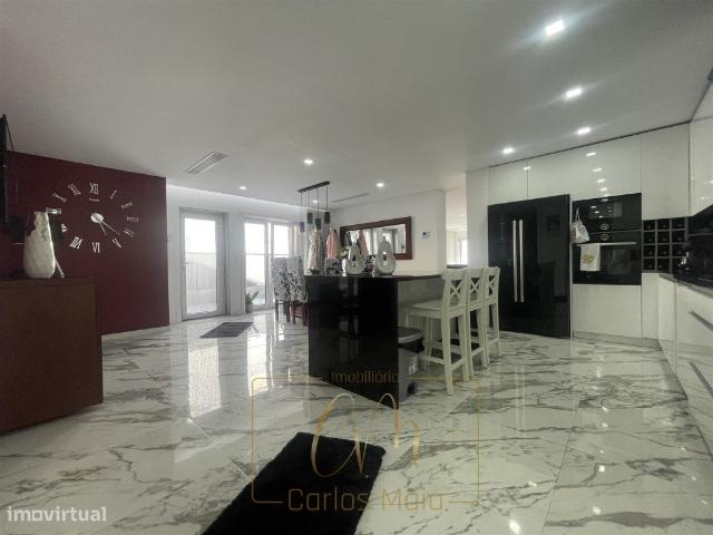 Moradia geminada T3, com garagem para dois carros e terrao