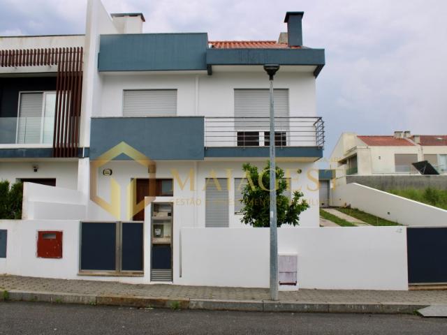 Moradia Geminada T3 com Potencial para T5 em Perosinho