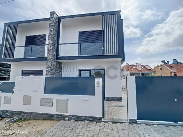 Moradia Geminada, T3 com Prgula e Churrasqueira