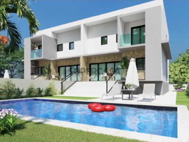 Moradia geminada T3, de arquitetura contemporânea Maçã Sesimbra