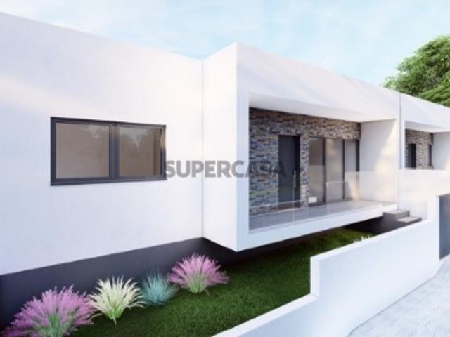 Moradia geminada T3, de arquitetura contemporânea Quinta do Gil Vale Fetal