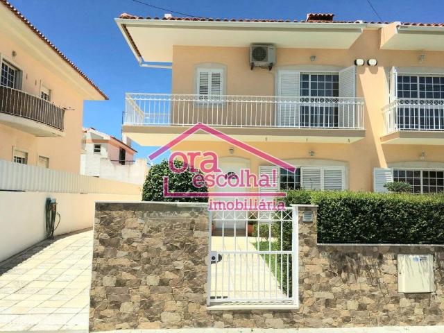 Moradia Geminada T3 de 2000 com Sute, terreno 276 m2, Garagem e An.