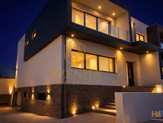Moradia Geminada T3 em Maia | 26084098534