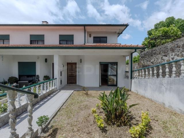 Moradia Geminada T3 em Mouquim