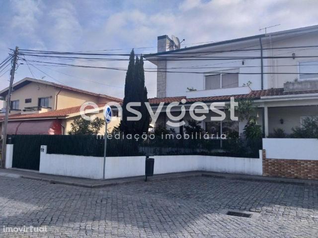 Moradia V3 com Trs Frentes em guas Santas, Porto, Prx. ao Maia Shop