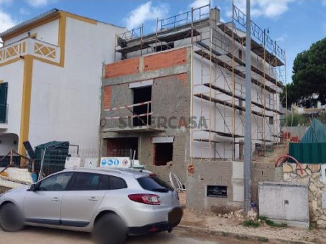 Moradia geminada T3 em fase de construção