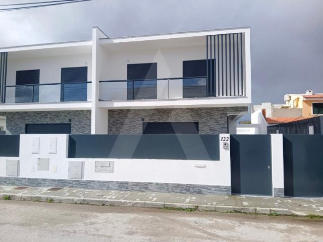 Moradia Geminada T3 em Fernão Ferro