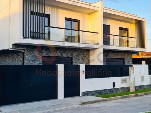 Moradia Geminada T3 Fernão Ferro, Seixal