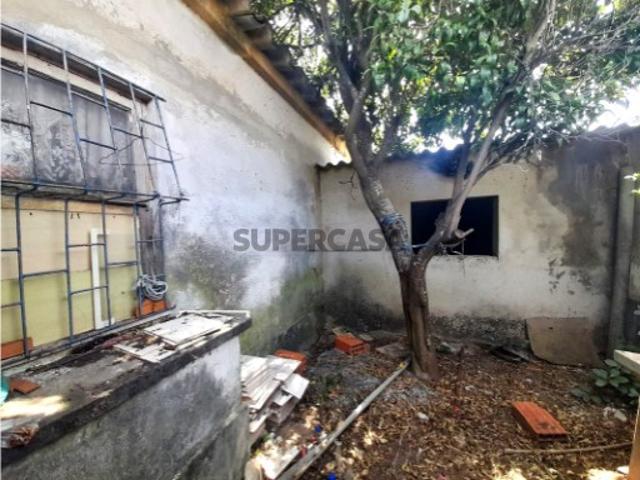 Moradia geminada térrea T1 transformada em T3 com logradouro situada em Setúbal *OFERTA DA ESCRITURA