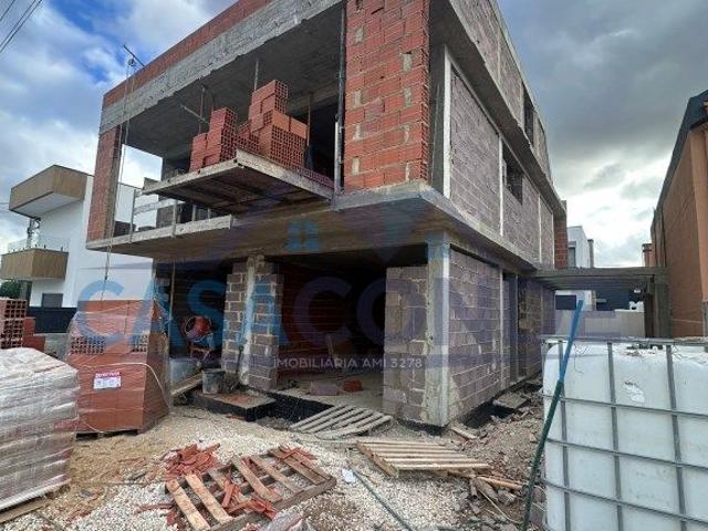 Moradia Geminada triplex c/garagem