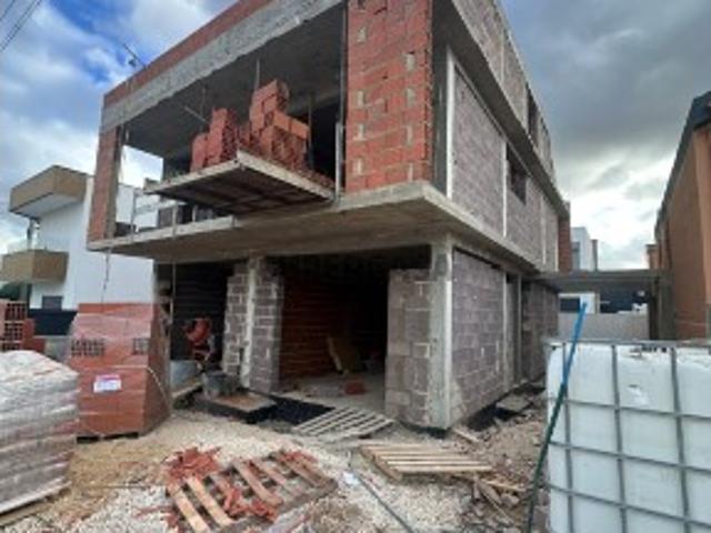 Moradia Geminada triplex c/garagem