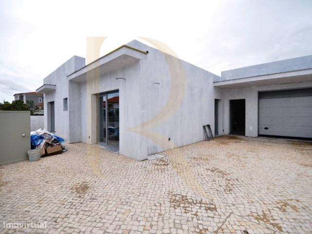 Moradia geminada trrea nova com piscina e garagem em Brejos de Aze.