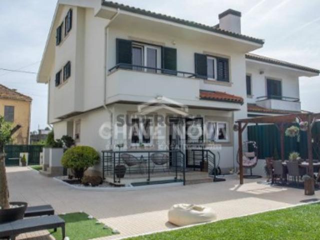 Moradia Geminada V4+1 c/ Piscina e Jardim em Gulpilhares
