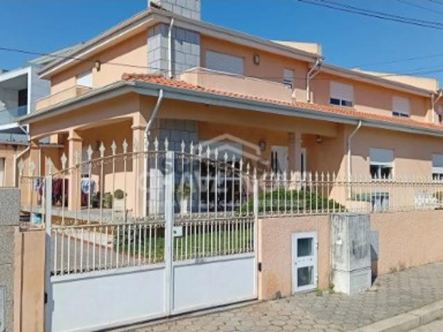 Moradia Geminada V4 a 300 metros da praia na Madalena