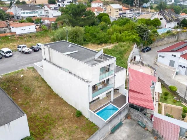 Moradia Geminada V4 c/ Piscina e Vistas Rio Douro em Oliveira do Douro