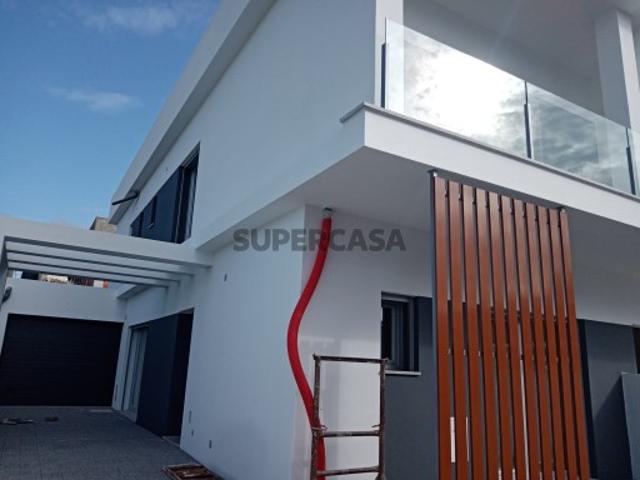 Moradia Geminada V4 C/Garagem