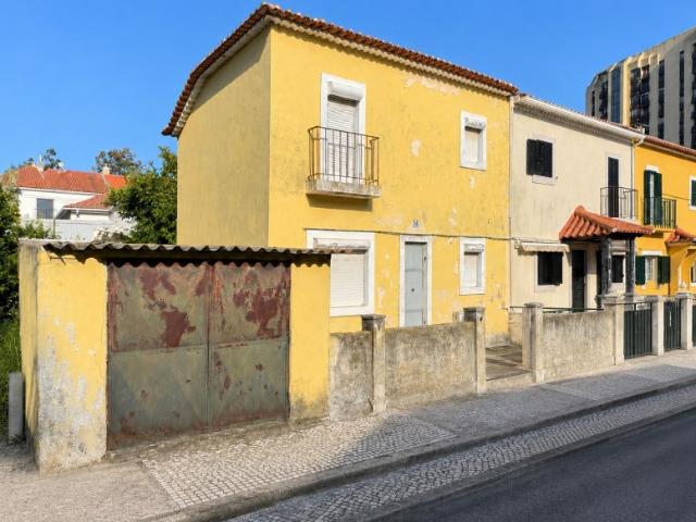 Moradia Geminada V4 com Garagem e Lote de 200 m²