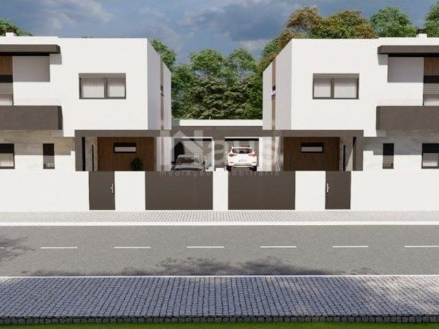 Moradia Geminada V4 com logradouro e garagem Em fase de iniciao.