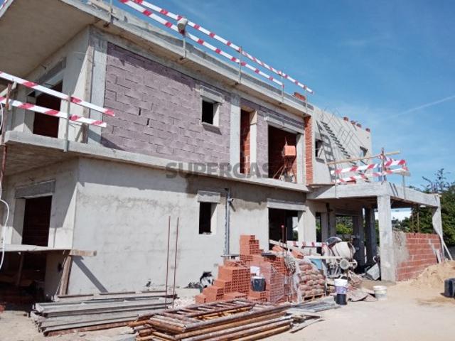 Moradia Geminada V4 Duplex c/piscina a sal