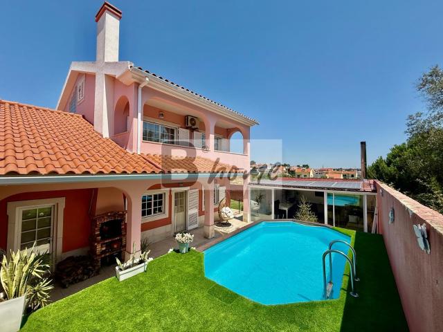 Moradia Geminada V4 + 2 com piscina e garagem Vale Fetal, Charneca de Caparica