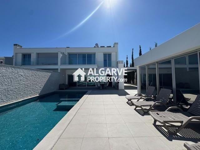 Moradia geminada V5 em zona residencial junto do aeroporto e da praia de Faro, Algarve, Faro, Montenegro