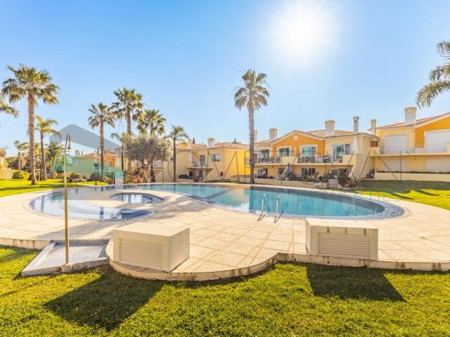 Moradia geminada V2+2, em condomínio com piscina, em Vilamou. 219m² Vilamoura