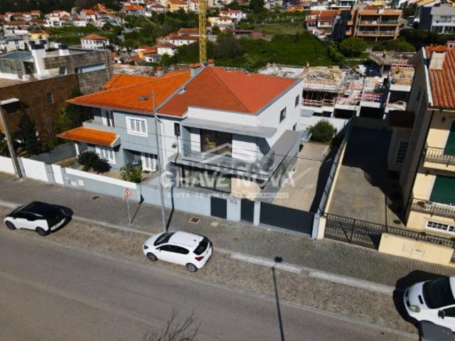 Moradia Geminada V3 Como Nova c/ Garagem Box em Canidelo