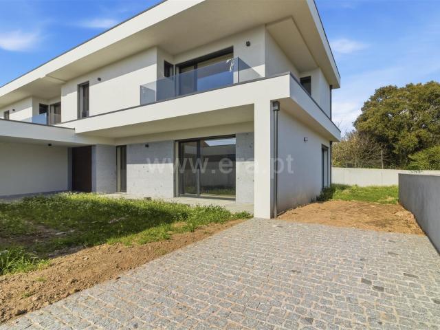 Moradia Geminada V3, V. F. São Martinho, Barcelos 190m² Barcelos