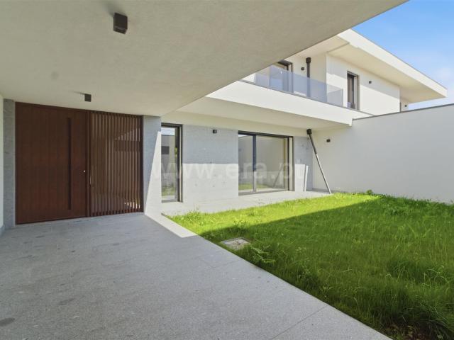 Moradia Geminada V3, Vila F. S. Martinho, Barcelos 183m² Barcelos
