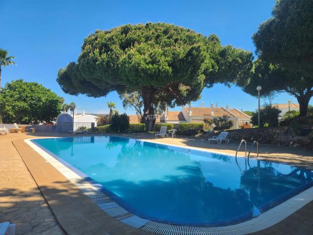 Moradia Geminada V3 + 1 com garagem inserida num condomínio. 170m² Albufeira e Olhos de Água
