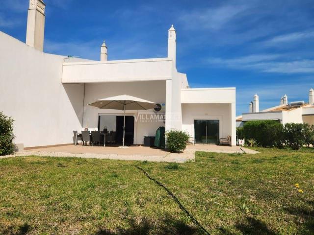 Moradia Geminada V3 + 1 com garagem inserida num condomínio fechado com piscina e ténis situado próximo de Albufeira, Albufeira, Vale da Azinheira