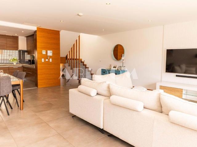 Moradia Geminada 3+1 com Piscina 290m² Almancil