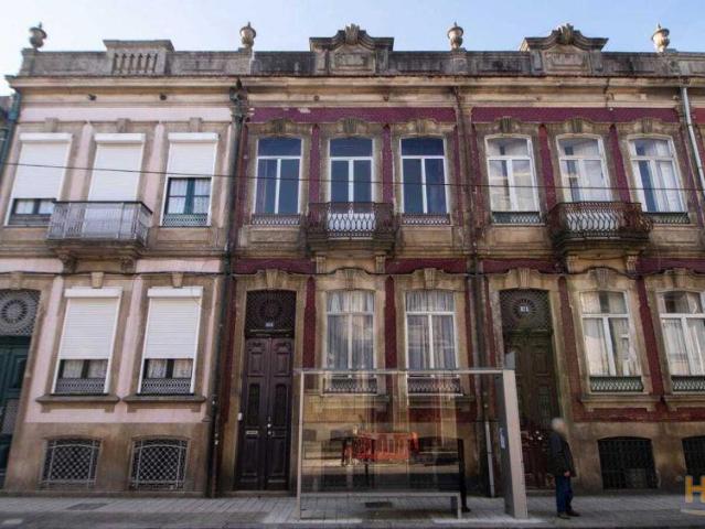 Moradia Histórica de 1937 | Rua de Costa Cabral, Porto 524 m² úteis + Jardim Privativo | Potencial Único em Zona Nobre | 26084084965