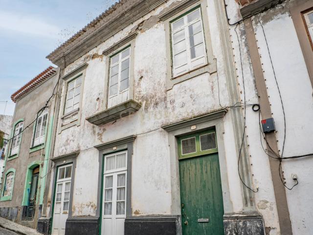 Moradia Histórica para Reabilitar no Centro de Angra do Heroísmo